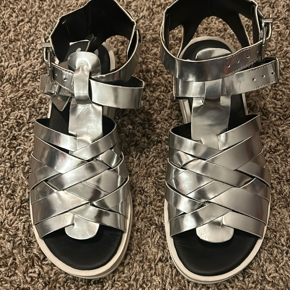Worn a couple of times! Like new and really unique but comfy!